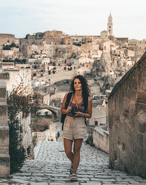 Travel photographer capturing the essence of an ancient town with a camera from MPB, the trusted platform for buying and selling photography equipment